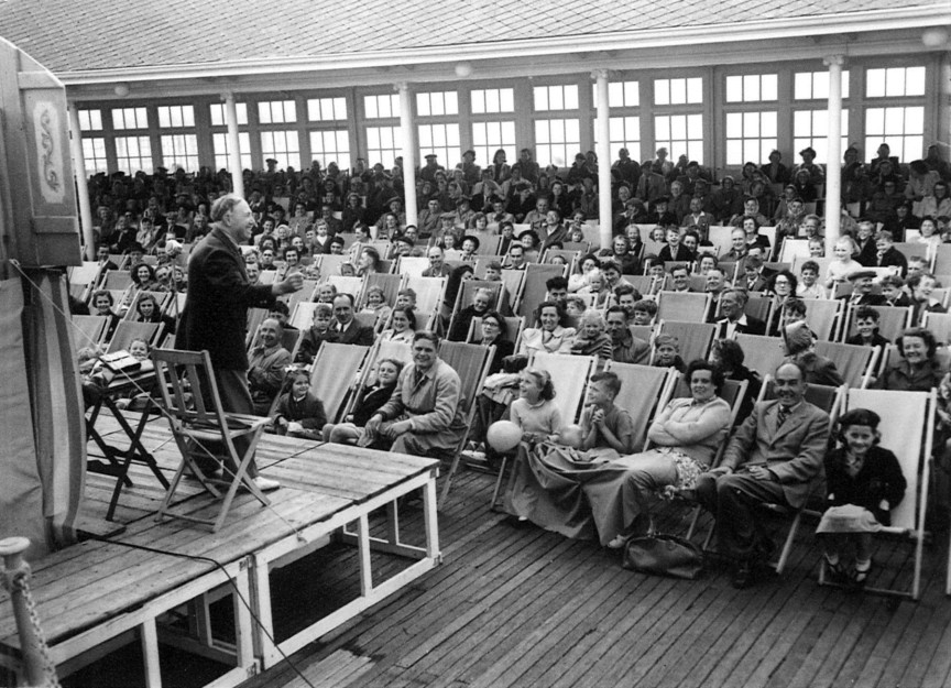 1950 photograph of an audience watching punch and Judy show on the Pier | Image reproduced with permission of Hastings Museum and Art Gallery